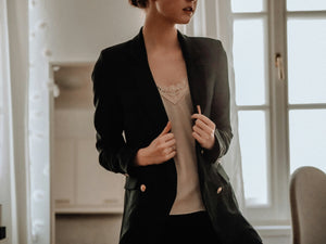 WOMEN'S BLAZERS & SUITS